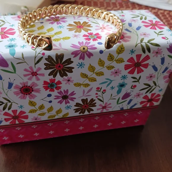 Elegant Gold-Tone Bracelet - Picture 3 of 3